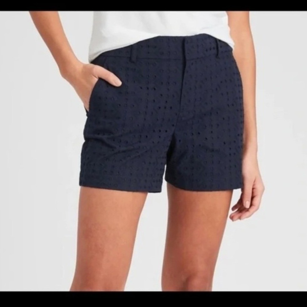 Banana Republic Navy Blue Eyelet Embroidered Shorts 4"‎ Inseam Petite 6 NWT